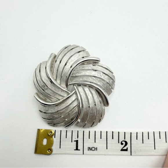 Vintage Crown TRIFARI Spiral Lapel Pin Silver Tone Modernist Statement Brooch - Picture 7 of 7
